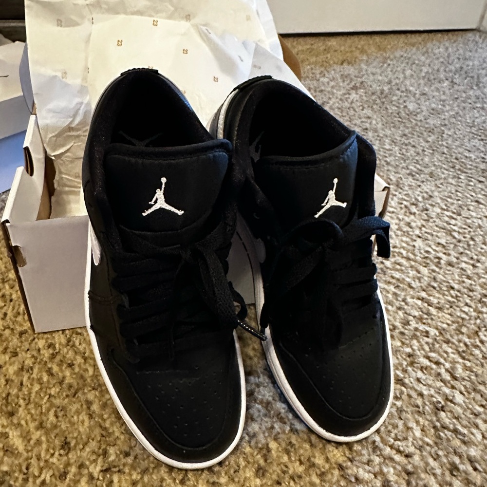 Women’s Air Jordan 1 Low size 6 
Color black/white-black - Picture 7 of 7